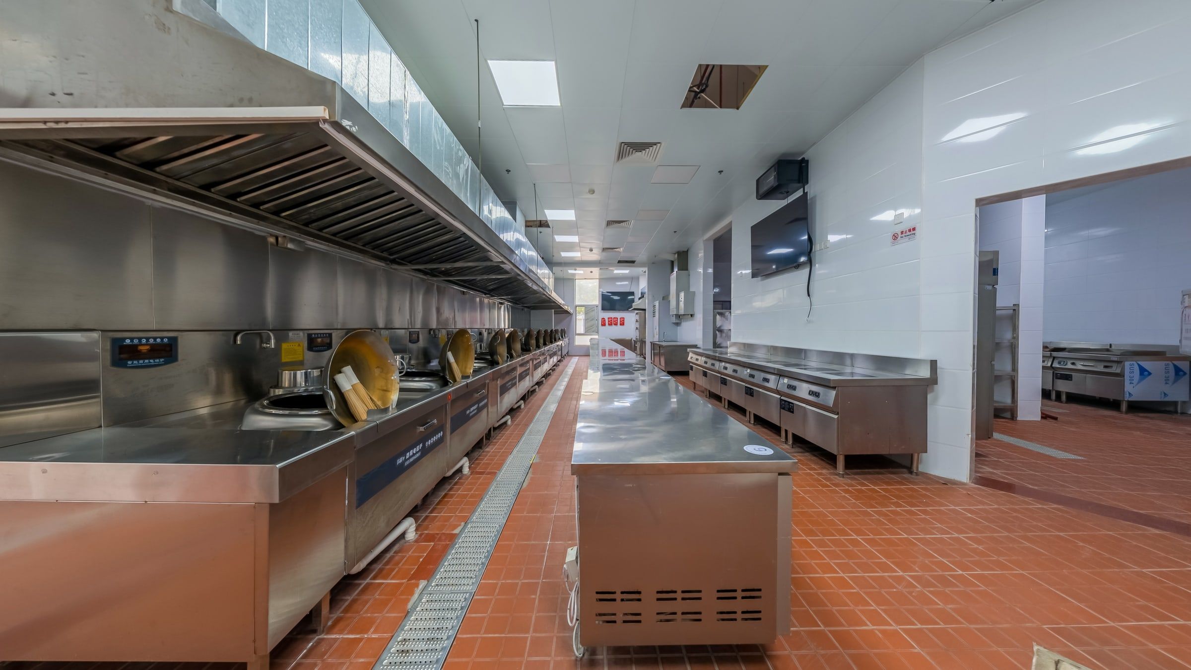 Cozinha industrial com bancadas de inox